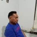 Charles Arif alias Koko Cimeng, tersangka pelaku penyiraman air keras saat menjalani pemeriksaan di Unit PPA Polres Lembata, Senin, 14 Oktober 2024 malam.