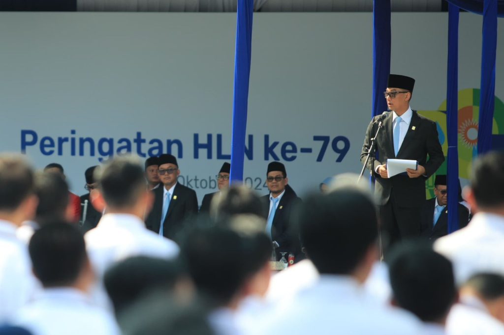 Direktur Utama PLN, Darmawan Prasodjo saat menjadi pembina upacara Hari Listrik Nasional (HLN) ke-79 di Kantor Pusat PLN, Jakarta, Senin, 28 Oktober 2024. Dalam momentum HLN ke-79, Darmawan mengatakan, PLN terus berkomitmen mendukung upaya Pemerintah untik mendorong pertumbuhan Indonesia melalui penyediaan listrik hijau yang andal dan affordable.