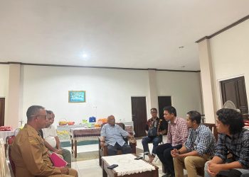 Tim PT PLN UIP Nusra bertemu Uskup Larantuka Mgr Frans Kopong Kung didampingi Sekjen Keuskupan Larantuka, Vikjen, dan Deken Lembata di Pastoran Baneux Lewoleba, Selasa, 7 Oktober 2024.