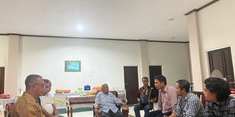 Tim PT PLN UIP Nusra bertemu Uskup Larantuka Mgr Frans Kopong Kung didampingi Sekjen Keuskupan Larantuka, Vikjen, dan Deken Lembata di Pastoran Baneux Lewoleba, Selasa, 7 Oktober 2024.