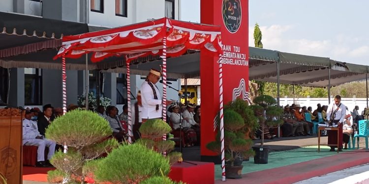 Penjabat Bupati Lembata Paskalis Ola Tapobali saat menyampaikan pidato pada apel peringatan HUT ke-25 Otonomi Daerah Kabupaten Lembata, Sabtu, 12 Oktober 2024 di halaman kantor Bupati Lembata.