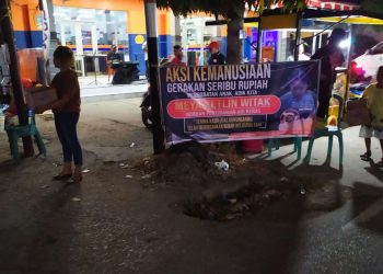 Aksi seribu rupiah untuk Meysa Chatelin Witak, siswi SMPN 1 Nubatukan yang jadi korban penyiraman air keras. Aksi digelar kelompok masyarakat yang peduli di perempatan Pasar TPI Lewoleba, Selasa, 15 Oktober 2025 sore hingga malam.