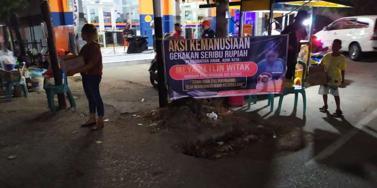 Aksi seribu rupiah untuk Meysa Chatelin Witak, siswi SMPN 1 Nubatukan yang jadi korban penyiraman air keras. Aksi digelar kelompok masyarakat yang peduli di perempatan Pasar TPI Lewoleba, Selasa, 15 Oktober 2025 sore hingga malam.