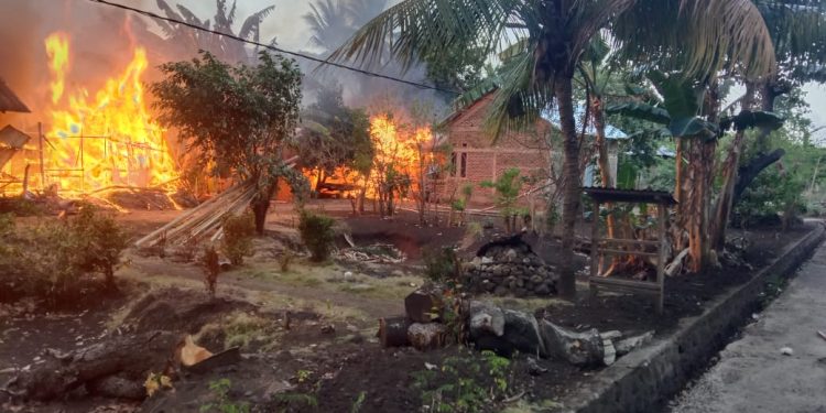 Rumah warga yang dibakar massa dalam konflik antar-desa di Pulau Adonara, Kabupaten Flores Timur,Senin, 21 Oktober 2024.