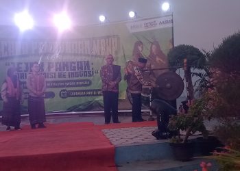 Penjabat Bupati Lembata Paskalis Ola Tapobali didampingi Direktur Kepercayaan Terhadap Tuhan Yang Maha Esa dan Masyarakat Adat Samsul Hadi memukul gong pertanda peluncuran program Muda Berkarya untuk Kedaulatan Pangan di Pantai Wulenluo, Lewoleba, Sabtu, 5 Oktober 2024.