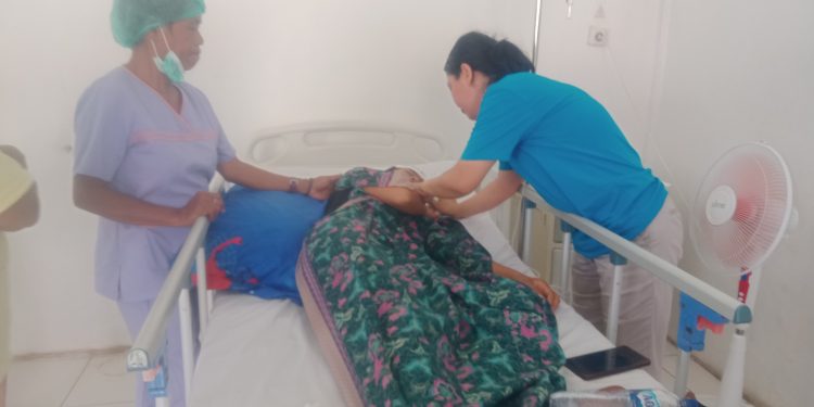 Meysa Chatelin Witak saat masih dirawat di ruang bedah RSUD Lewoleba pasca disiram air keras Seni pekan lalu