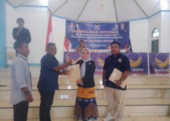 Ketua DPC Omesuri Yakobus Aur didampingi Sekretaris DPC Abdulkadir Kapitang menerima SK kepengurusan dari Ketua DPD Partai NasDem Lembata Yuni Damayanti didampingi Wakil Ketua Bidang Pemenangan Pemilu Yoseph AH Making.