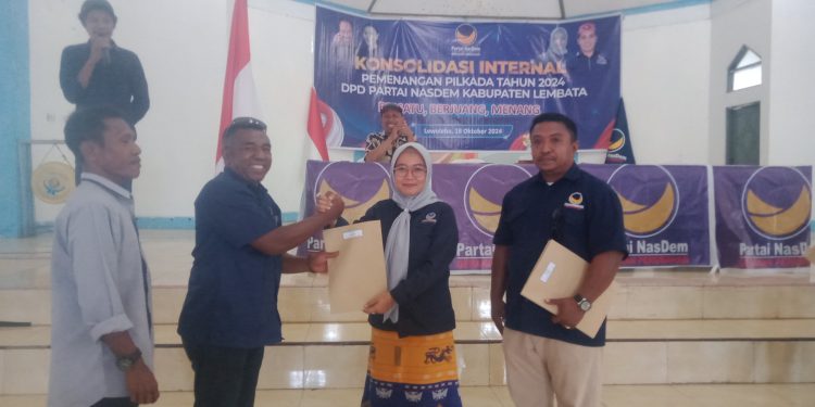 Ketua DPC Omesuri Yakobus Aur didampingi Sekretaris DPC Abdulkadir Kapitang menerima SK kepengurusan dari Ketua DPD Partai NasDem Lembata Yuni Damayanti didampingi Wakil Ketua Bidang Pemenangan Pemilu Yoseph AH Making.