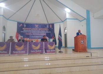 Petrus Kanisius Tuaq, Calon Bupati Paket Tunas berbicara di hadapan pengurus Partai NasDem saat konsolidasi internal di aula Kopdit Ankara, Jumat, 18 Oktober 2024.