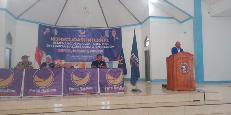 Petrus Kanisius Tuaq, Calon Bupati Paket Tunas berbicara di hadapan pengurus Partai NasDem saat konsolidasi internal di aula Kopdit Ankara, Jumat, 18 Oktober 2024.