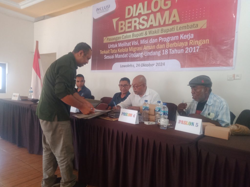 Petrus Kanisius Tuaq, calon bupati Paket Tunas (dua dari kanan) menandatangani komitmen bersama terkait buruh migran usai dialog bersama Paslon bupati dan wakil bupati yang digelar Yayasan Kesehatan untuk Semua Lembata di Annisa Resto, Lewoleba, Kamis, 24 Oktober 2024.
