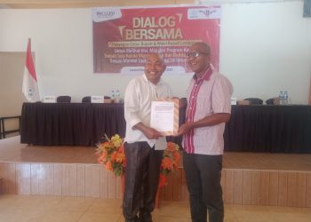 Petrus Kanisius Tuaq (kiri) saat menerima pernyataan komitmen terkait buruh migran dari Direktur Yayasan Kesehatan untuk Semua Lewoleba Mansetus Balawala usai dialog bersama Paslon di Annisa Resto, Kamis, 24 Oktober 2024.