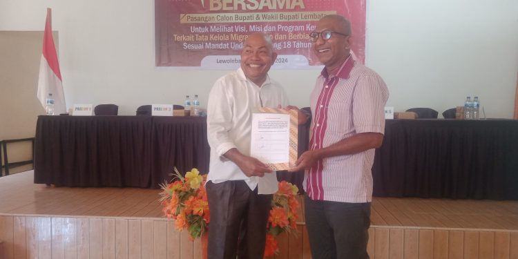 Petrus Kanisius Tuaq (kiri) saat menerima pernyataan komitmen terkait buruh migran dari Direktur Yayasan Kesehatan untuk Semua Lewoleba Mansetus Balawala usai dialog bersama Paslon di Annisa Resto, Kamis, 24 Oktober 2024.