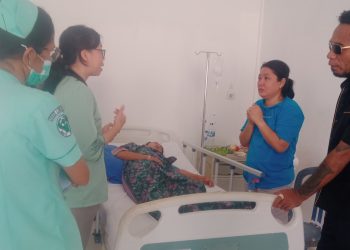 Dokter Syafira yang menangani korban sedang memberikan penjelasan kondisi korban kepada keluarga di ruang bedah RSUD Lewoleba, Senin, 14 Oktober 2024.
