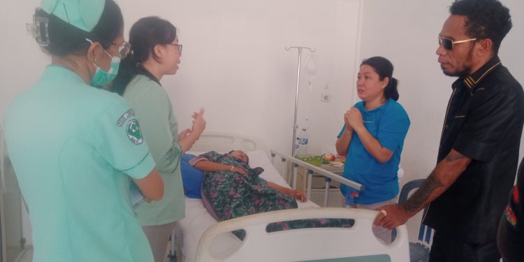 Dokter Syafira yang menangani korban sedang memberikan penjelasan kondisi korban kepada keluarga di ruang bedah RSUD Lewoleba, Senin, 14 Oktober 2024.