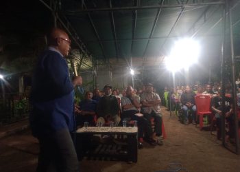 Petrus Kanisius Tuaq, Calon Bupati Paket Tunas meyakinkan warga Kedang di Kota Lewoleba untuk terus mendukung dan memilih Paket Tunas saat pertemuan kekeluargaan di kediamannya, Kelurahan Selandoro, Kecamatan Nubatukan, Senin, 28 Oktober 2024.