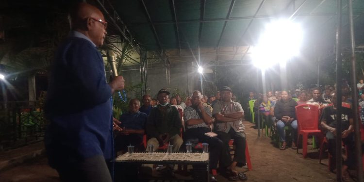 Petrus Kanisius Tuaq, Calon Bupati Paket Tunas meyakinkan warga Kedang di Kota Lewoleba untuk terus mendukung dan memilih Paket Tunas saat pertemuan kekeluargaan di kediamannya, Kelurahan Selandoro, Kecamatan Nubatukan, Senin, 28 Oktober 2024.