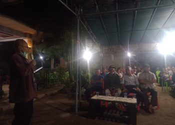 Sesepuh Kedang di Kota Lewoleba Niko Paji saat memberikan dukungan untuk Paket Tunas di pertemuan kekeluargaan dan kampanye di Kelurahan Selandoro, Kecamatan Nubatukan, Senin, 28 Oktober 2024 malam.