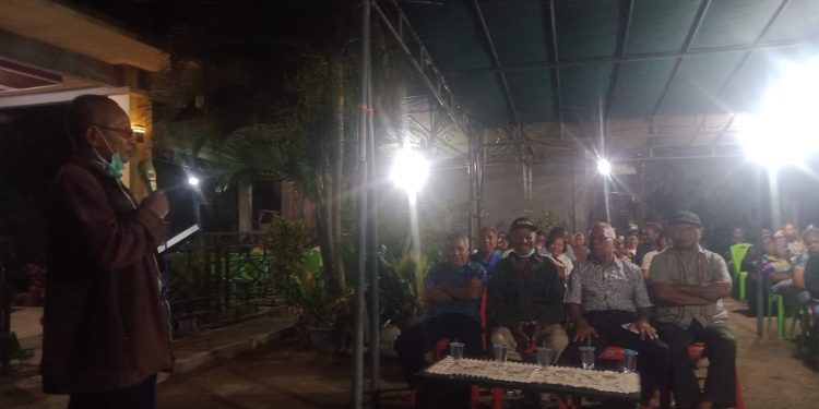 Sesepuh Kedang di Kota Lewoleba Niko Paji saat memberikan dukungan untuk Paket Tunas di pertemuan kekeluargaan dan kampanye di Kelurahan Selandoro, Kecamatan Nubatukan, Senin, 28 Oktober 2024 malam.