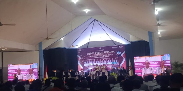 Pasangan Calon Nomor Urut 4 Petrus Kanisius Tuaq - Muhamad Nasir saat memaparkan visi misi pada debat publik pertama yang digelar KPU Lembata di aula Kopdit Ankara, abtu, 26 Oktober 2024.