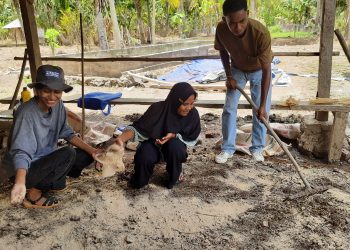 Para pemuda perwakilan dari tiga desa diLembata sedang belajar pertanian cerdas iklim di Desa Wowong, Kecamatan Omesuri.