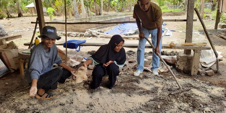 Para pemuda perwakilan dari tiga desa diLembata sedang belajar pertanian cerdas iklim di Desa Wowong, Kecamatan Omesuri.