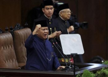 Sejumlah pengamat politik menerka gaya kepemimpinan Presiden Prabowo Subianto lima tahun ke depan. Beberapa pernyataan di pidato perdananya dinilai mencerminkan kemiripan dengan Presiden Sukarno. (REUTERS/Ajeng Dinar Ulfiana)