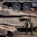 Penampakan tank-tank Israel di perbatasan Lebanon saat invasi darat. Foto: REUTERS/Jim Urquhart.