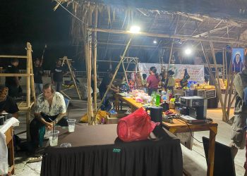 Stan UMKM peserta pameran Festival Lamaholot dari Flores Timur yang kursinya dirampas vendor dan disampingnya seorang bule duduk santai menikmati minuman, dan kursinya tak diambil vendor Festival Lamaholot di Pantai Wulenluo, Kota Lewoleba, Kabupaten Lembata.