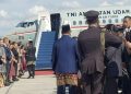 Erlin Suastini tak kuasa mebendung tangis dan tersedu di pelukan ajudan Jokowi saat melepas kepergian Presiden RI ke-7 pulang ke kampung halamannya di Solo.ANTARA/Andi Firdaus