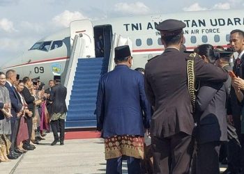 Erlin Suastini tak kuasa mebendung tangis dan tersedu di pelukan ajudan Jokowi saat melepas kepergian Presiden RI ke-7 pulang ke kampung halamannya di Solo.ANTARA/Andi Firdaus