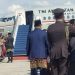 Erlin Suastini tak kuasa mebendung tangis dan tersedu di pelukan ajudan Jokowi saat melepas kepergian Presiden RI ke-7 pulang ke kampung halamannya di Solo.ANTARA/Andi Firdaus