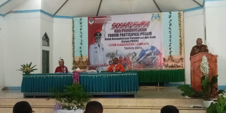 Penjabat Bupati Lembata Paskalis Ola Tapobali menyampaikan sambutan saat membuka sosialisasi dan pembentukan Forum Partisipasi Publik untuk Kesejahteraan Perempuan dan Anak (Forum Puspa) tingkat Kabupaten Lembata di aula Kopdit Ankara, Lewoleba, Senin, 18 N0vember 2024.