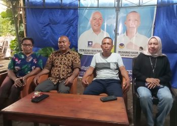 Petrus Kanisius Tua, Bupati Lembata terpilih dan Muhammad Nasir, Wakil Bupati Lembata terpilih didampingi istri saat memberikan pernyataan pers kepada media di kediaman Kanis Tuaq, Kelurahan Selangor, Kecamatan Nubatukan, Kamis, 28 November 2024.