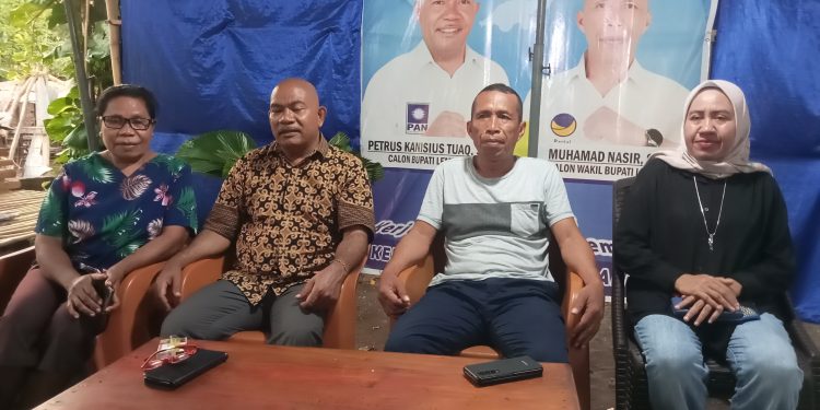 Petrus Kanisius Tua, Bupati Lembata terpilih dan Muhammad Nasir, Wakil Bupati Lembata terpilih didampingi istri saat memberikan pernyataan pers kepada media di kediaman Kanis Tuaq, Kelurahan Selangor, Kecamatan Nubatukan, Kamis, 28 November 2024.