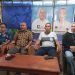 Petrus Kanisius Tua, Bupati Lembata terpilih dan Muhammad Nasir, Wakil Bupati Lembata terpilih didampingi istri saat memberikan pernyataan pers kepada media di kediaman Kanis Tuaq, Kelurahan Selangor, Kecamatan Nubatukan, Kamis, 28 November 2024.