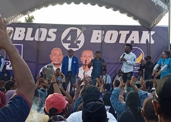 Kanis Tuaq - Muhamad Nasir saat berada di atsa panggung kampanye akbar di Pantai Wulenluo. Paket dengan tagline Nelayan Tani Ternak (NTT) ini bertekad menyejahterakan masyarakat lewat ekonomi hijau dan ekonomi biru (pertanian dan kelautan).