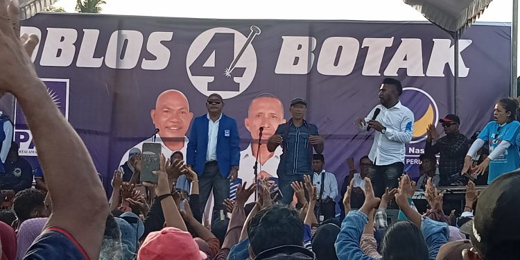 Kanis Tuaq - Muhamad Nasir saat berada di atsa panggung kampanye akbar di Pantai Wulenluo. Paket dengan tagline Nelayan Tani Ternak (NTT) ini bertekad menyejahterakan masyarakat lewat ekonomi hijau dan ekonomi biru (pertanian dan kelautan).