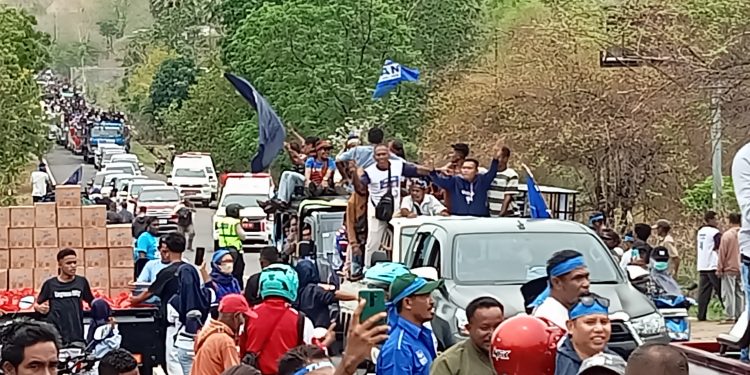 Massa pendukung Paket Tunas dari wilayah Kedang saat tiba di Bundaran HI, Batas Kota Lewoleba untuk menghadiri kampanye akbar Paket Tunas di Pantai Wulenluo, Lewoleba, Sabtu, 16 November 2024.
