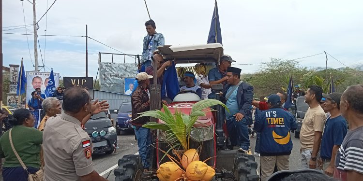 Calon bupati dan wakilbupati Paket Tunas Kanis Tuaq - Muhamad Nasir menumpang traktor dan berkonvoi dari Bundaran HI memasuki Kota Lewoleba, dalam rangka kampanye akbar Paket Tunas di Pantai Wulenluo, Lewoleba, Sabtu, 16 November 2024.