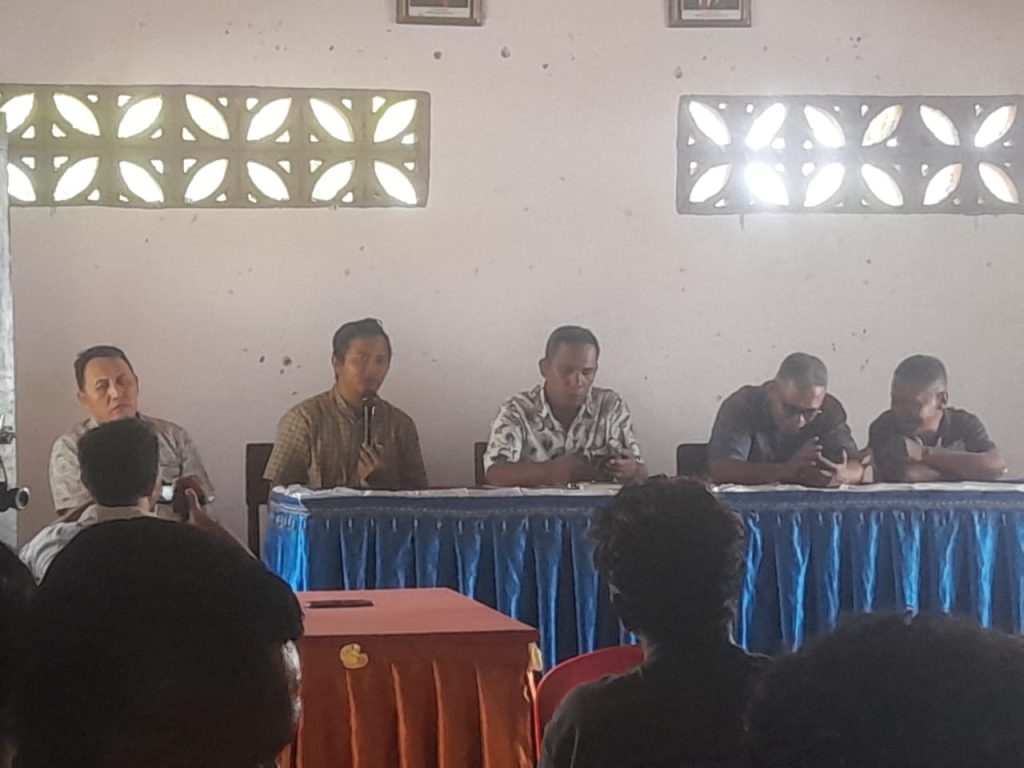 Dari kiri KJPP Asep Maulana, Tri Satya dari PT PLN UIP Nusra 3, Marianus Demoor, Camat Atadei, Donatur Boli Lajar, Ketua Pokja Pengembangan PLTP Atadei, Kades NUbahaeraka Vinsensius Nuba saat pertemuan penetapan ganti untung kepada pemilik lahan calon lokasi PLTP Atadei di Desa Nubahaeraka, Kecamatan Atadei, Sabtu, 2 November 2024.