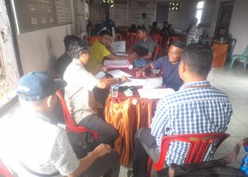 Salah satu pemilik lahan menandatangani berita acara pelepasan dan menerima kuitansi ganti untung lahan miliknya di kantor Desa Nubahaeraka, Sabtu, 2 November 2024.