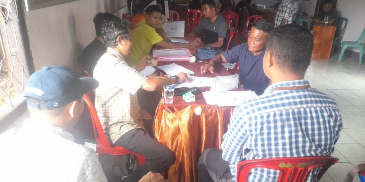 Salah satu pemilik lahan menandatangani berita acara pelepasan dan menerima kuitansi ganti untung lahan miliknya di kantor Desa Nubahaeraka, Sabtu, 2 November 2024.