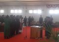 Ketua Pengadilan Negeri Lembata Perela de Esperanza memandu jalannya pengambilan sumpah janji pimpinan DPRD Lembata Periode 2024-2029 di ruang sidang utama Gedung Peten Ina, Senin, 4 November 2024.