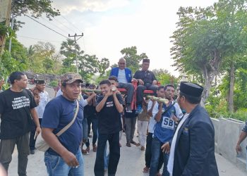 Kanis-Nasir, calon bupati dan wakil bupati Paket Tunas ditandu warga Desa Kelikur saat hadir dalam penutupan kampanye tatap muka di Desa Kelikur, Kecamatan Buyasuri, Rabu, 13 November 2024.