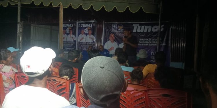 Ama Keron, pemandu kampanye Paket Tunas saat memandu kegiatan kampanye terbatas Paket Tunas Petrus Kanisius Tuaq - Muhamad Nasir di Akelohe, Kelurahan Lewoleba Timur, Kecamatan Nubatukan, Kabupaten Lembata, Minggu, 3 November 2024.