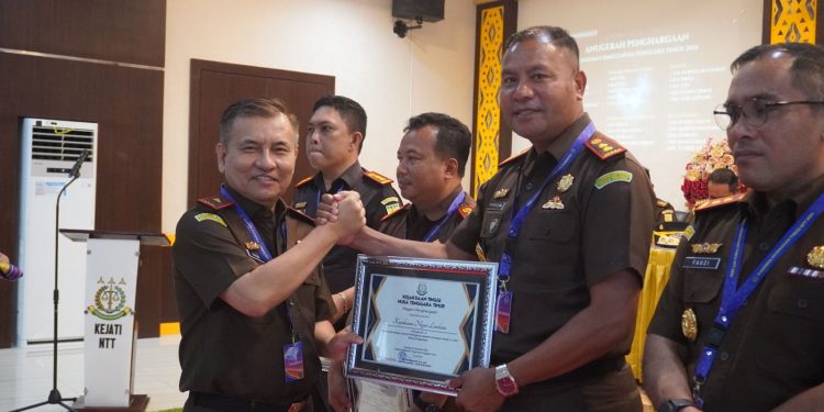 Kajari Lembata Yupiter Selanjutnya menerima penghargaan dari Kejati NTT atas prestasinya dalam penanganan tindak pidana khusus di lingkungan Kejaksaan Negeri Lembata sepanjang 2024.