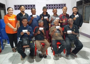 Para pemilik lahan di Desa Nubahaeraka menunjukkan buku rekening bank setelah menerima pembayaran ganti untung dari PLN untuk pembebasan lahan calon lokasi PLTP Atadei.