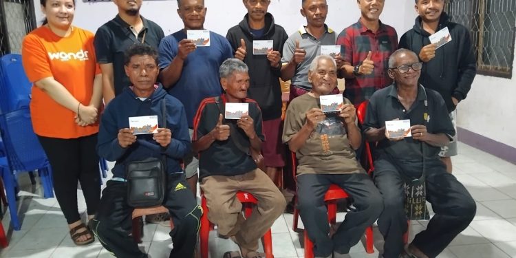 Para pemilik lahan di Desa Nubahaeraka menunjukkan buku rekening bank setelah menerima pembayaran ganti untung dari PLN untuk pembebasan lahan calon lokasi PLTP Atadei.