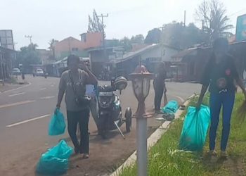 Para difabel yang tergabung dalam FPPDK Kabupaten Lembata membersihkan sampah saat memperingati Hari Difabel Internasional tingkat Lembata, Selasa, 3 Desember 2024.